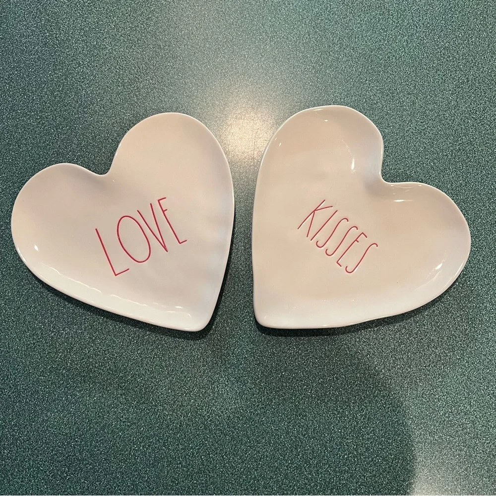RAE DUNN KISSES & LOVE HEART SHAPE PLATES Set of 2 NWOT - Picture 11 of 11